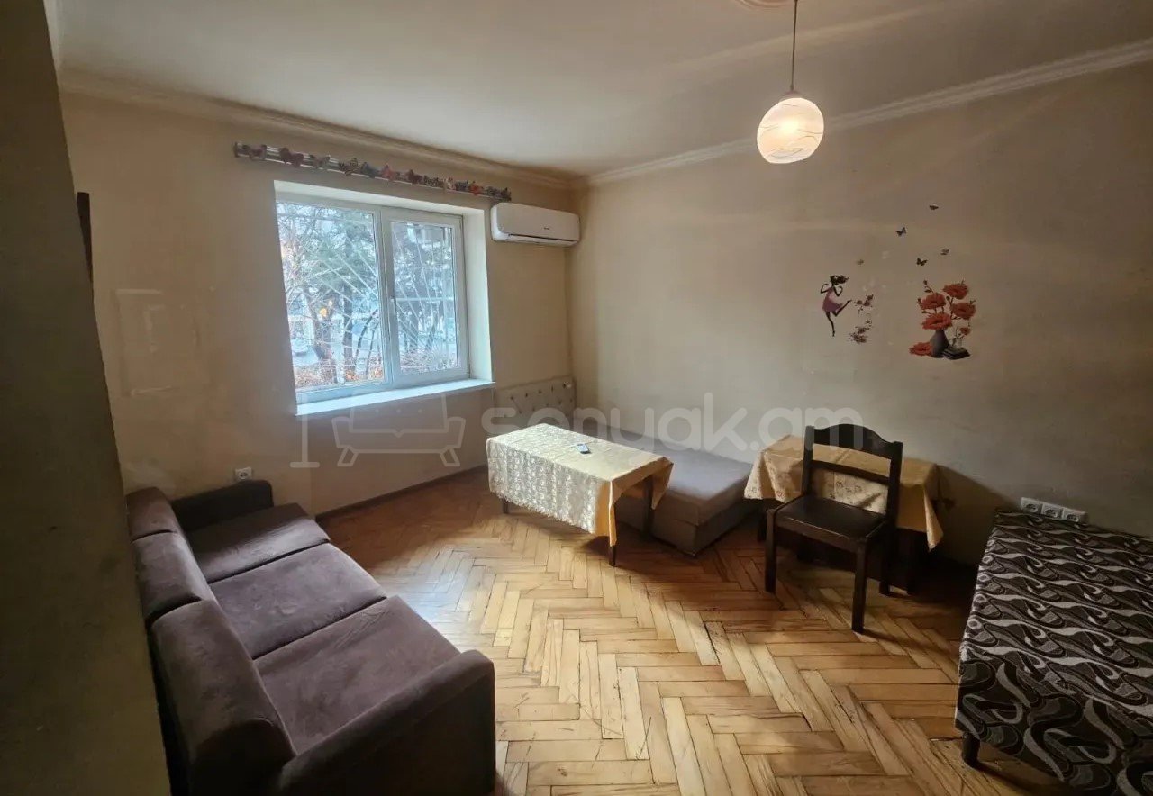 1 Սենյականոց Բնակարան Քարե Շենքում, 30քմ, 1/4 հարկ, Նորմալ Վիճակում, Կահավորված