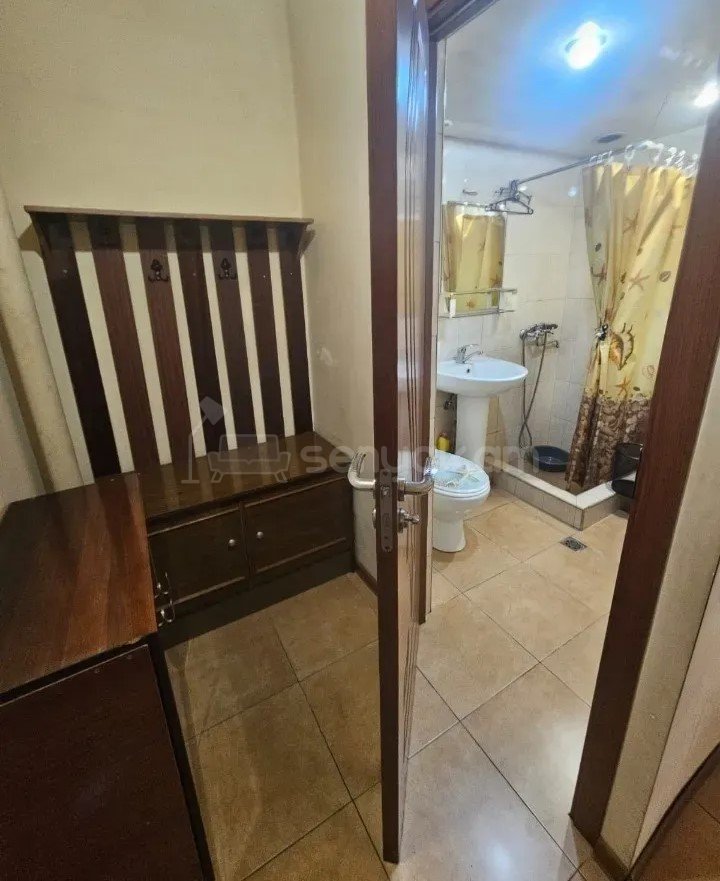 1 Սենյականոց Բնակարան Քարե Շենքում, 30քմ, 1/4 հարկ, Նորմալ Վիճակում, Կահավորված