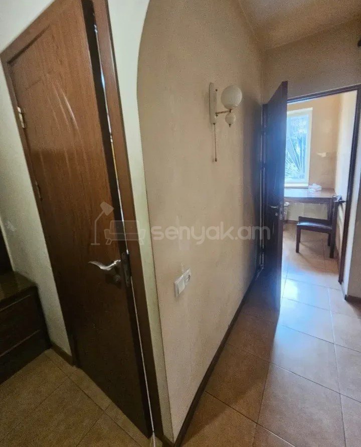 1 Սենյականոց Բնակարան Քարե Շենքում, 30քմ, 1/4 հարկ, Նորմալ Վիճակում, Կահավորված