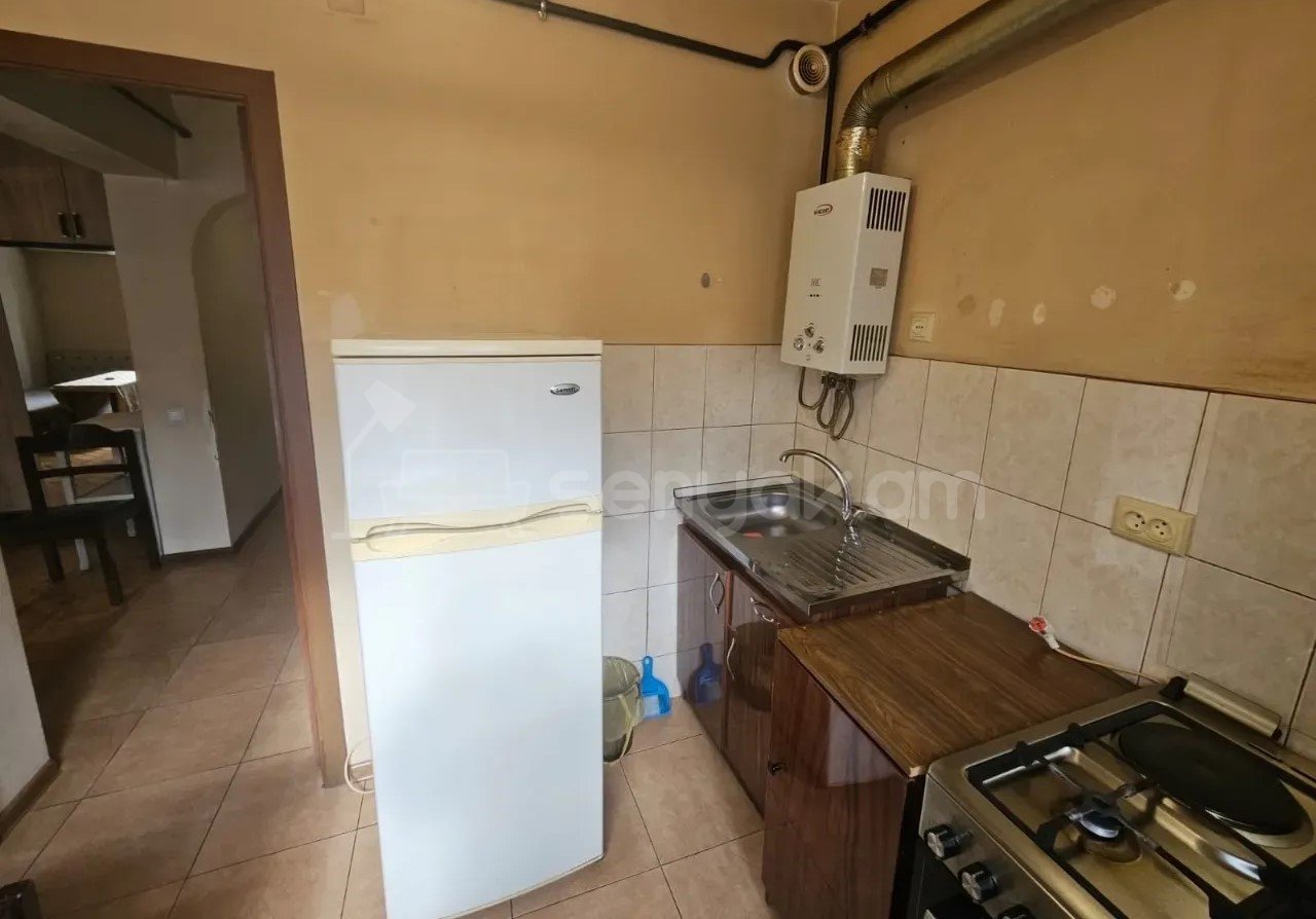 1 Սենյականոց Բնակարան Քարե Շենքում, 30քմ, 1/4 հարկ, Նորմալ Վիճակում, Կահավորված