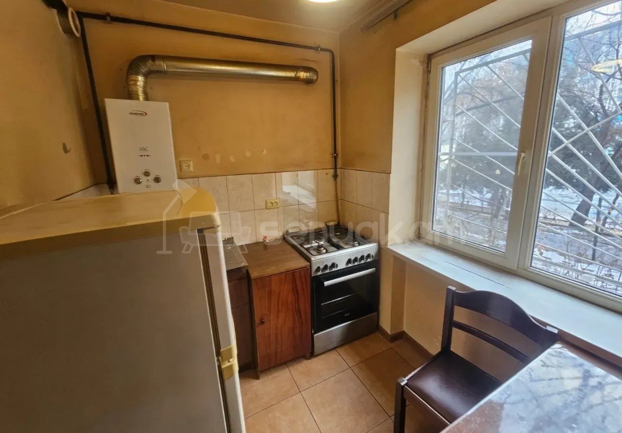 1 Սենյականոց Բնակարան Քարե Շենքում, 30քմ, 1/4 հարկ, Նորմալ Վիճակում, Կահավորված