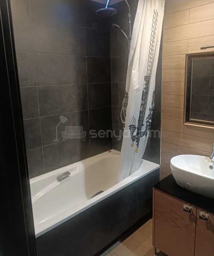 3 Սենյականոց Բնակարան Քարե Շենքում, 72քմ, 3/5 հարկ, Կապիտալ Վերանորոգված, Կահավորված