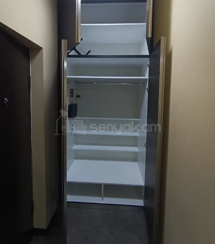 3 Սենյականոց Բնակարան Քարե Շենքում, 72քմ, 3/5 հարկ, Կապիտալ Վերանորոգված, Կահավորված