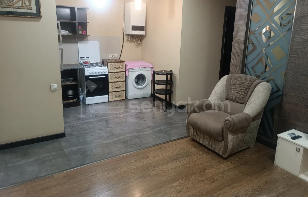 3 Սենյականոց Բնակարան Քարե Շենքում, 72քմ, 3/5 հարկ, Կապիտալ Վերանորոգված, Կահավորված