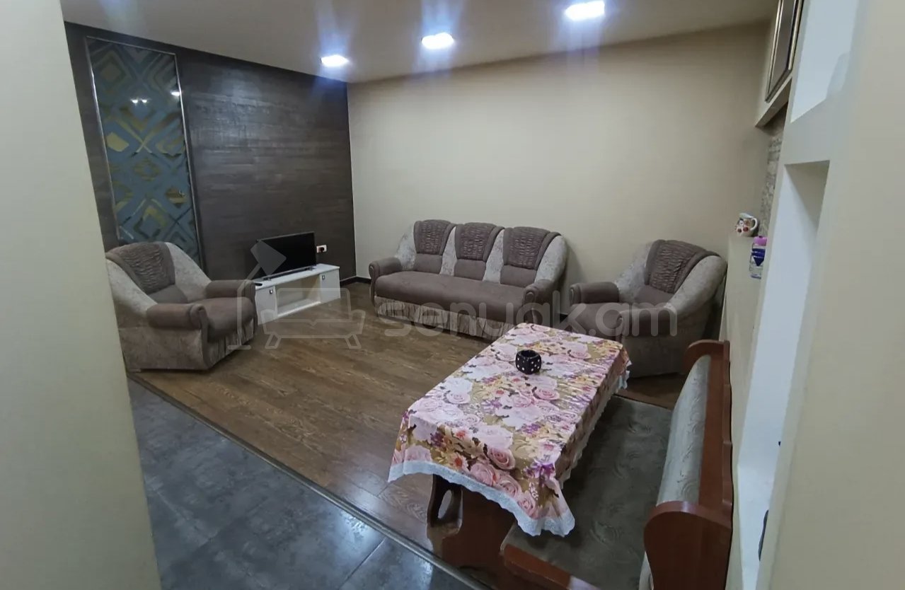 3 Սենյականոց Բնակարան Քարե Շենքում, 72քմ, 3/5 հարկ, Կապիտալ Վերանորոգված, Կահավորված