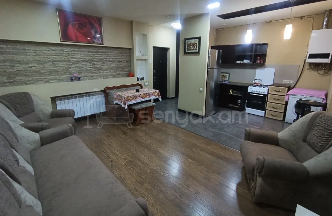 3 Սենյականոց Բնակարան Քարե Շենքում, 72քմ, 3/5 հարկ, Կապիտալ Վերանորոգված, Կահավորված