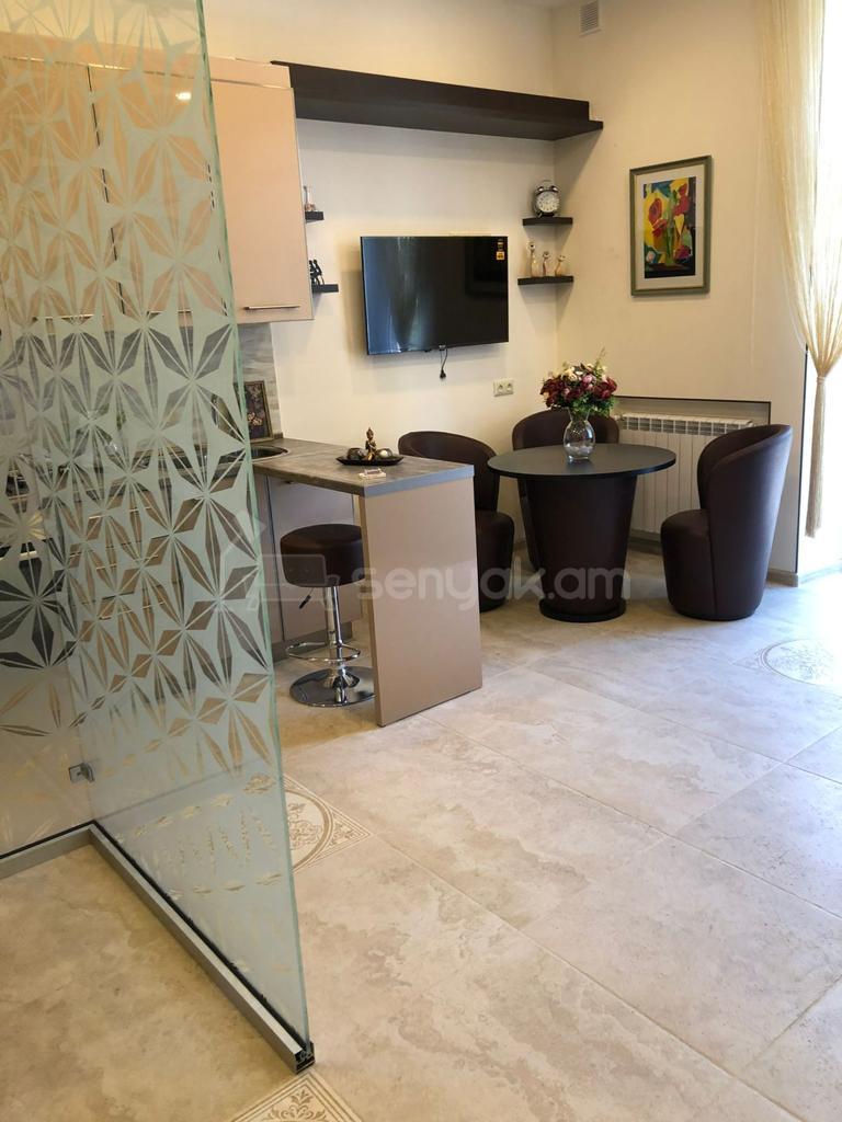 3 Սենյականոց Բնակարան Քարե Շենքում, 80քմ, 2/5 հարկ, Կապիտալ Վերանորոգված, Կահավորված, Արևկող