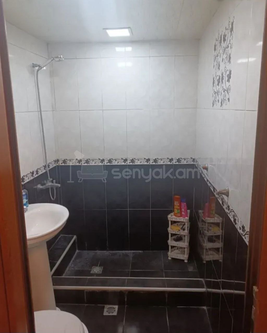 3 Սենյականոց Բնակարան Քարե Շենքում, 43քմ, 2/4 հարկ, Նորմալ Վիճակում