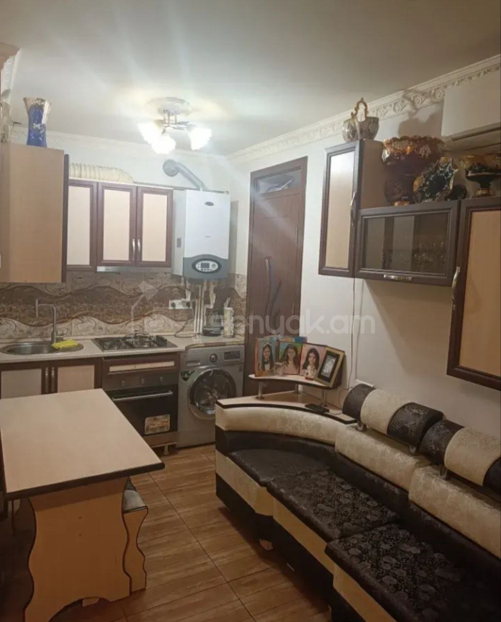 3 Սենյականոց Բնակարան Քարե Շենքում, 43քմ, 2/4 հարկ, Նորմալ Վիճակում