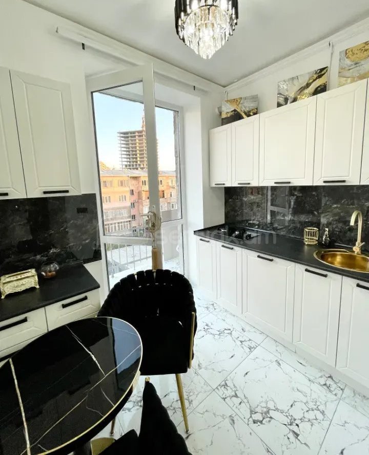 1 Սենյականոց Բնակարան Քարե Շենքում, 33քմ, 4/4 հարկ, Դիզայներական Վերանորոգված