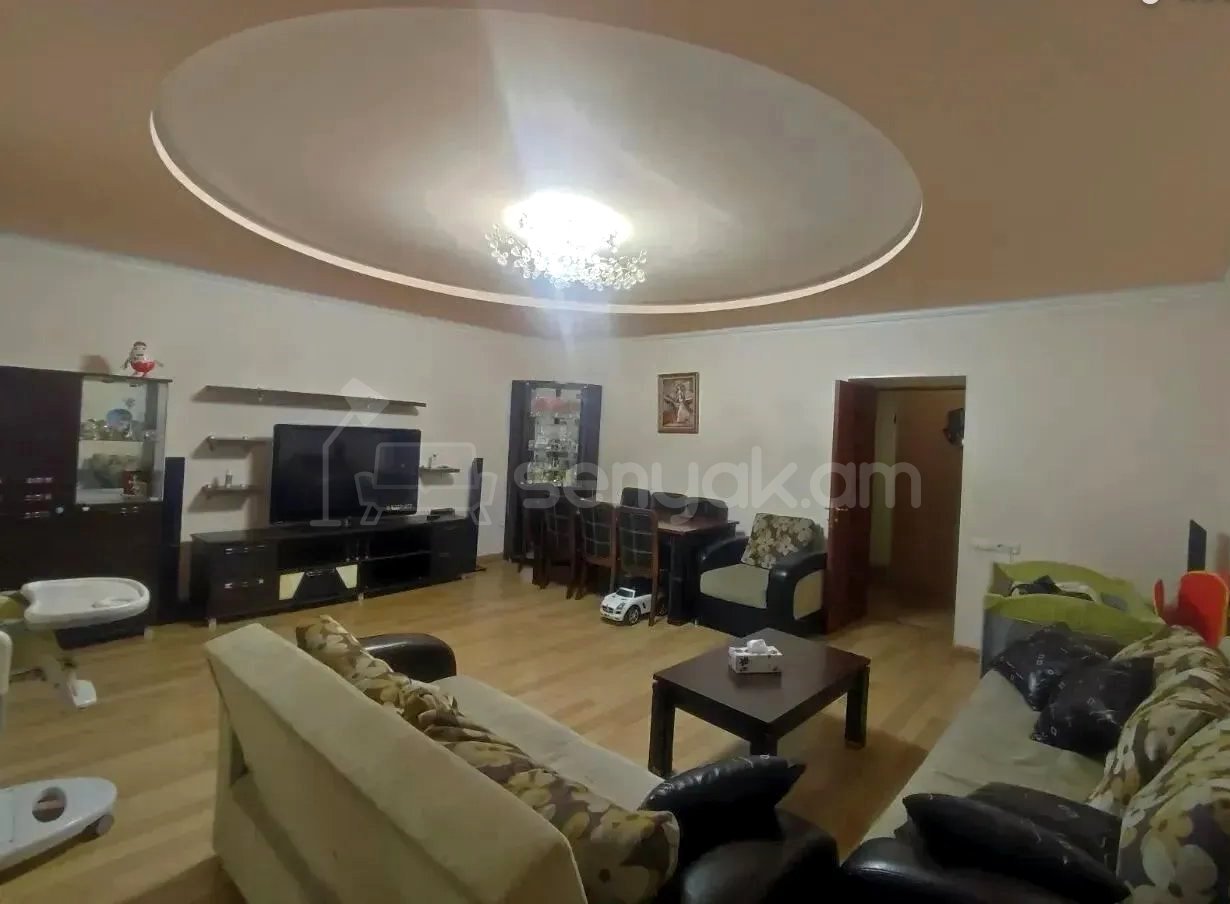 4 Սենյականոց Բնակարան Քարե Շենքում, 81քմ, 5/5 հարկ, Կապիտալ Վերանորոգված