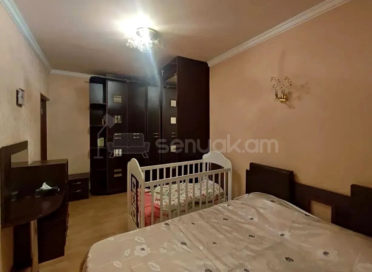 4 Սենյականոց Բնակարան Քարե Շենքում, 81քմ, 5/5 հարկ, Կապիտալ Վերանորոգված