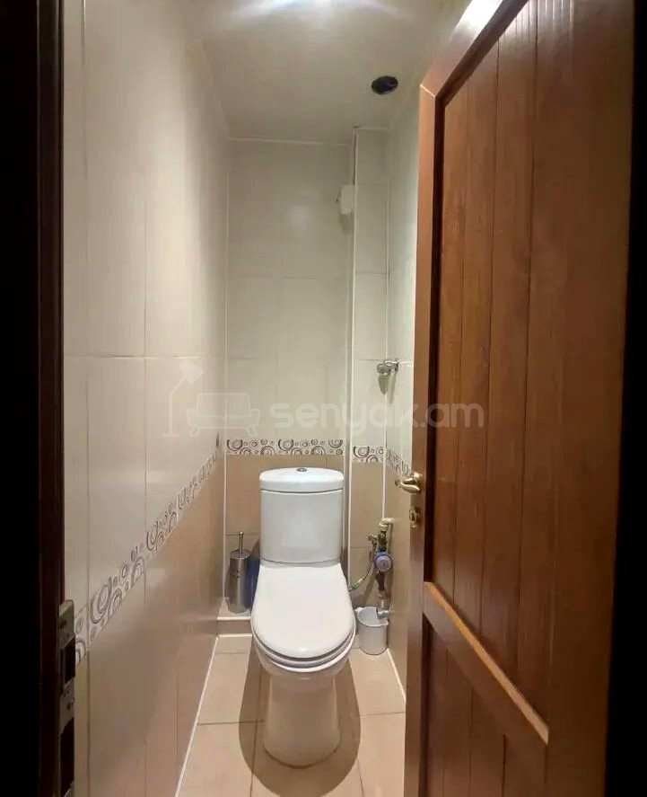 4 Սենյականոց Բնակարան Քարե Շենքում, 81քմ, 5/5 հարկ, Կապիտալ Վերանորոգված