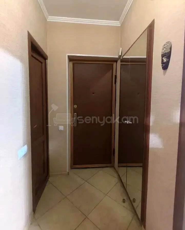 4 Սենյականոց Բնակարան Քարե Շենքում, 81քմ, 5/5 հարկ, Կապիտալ Վերանորոգված