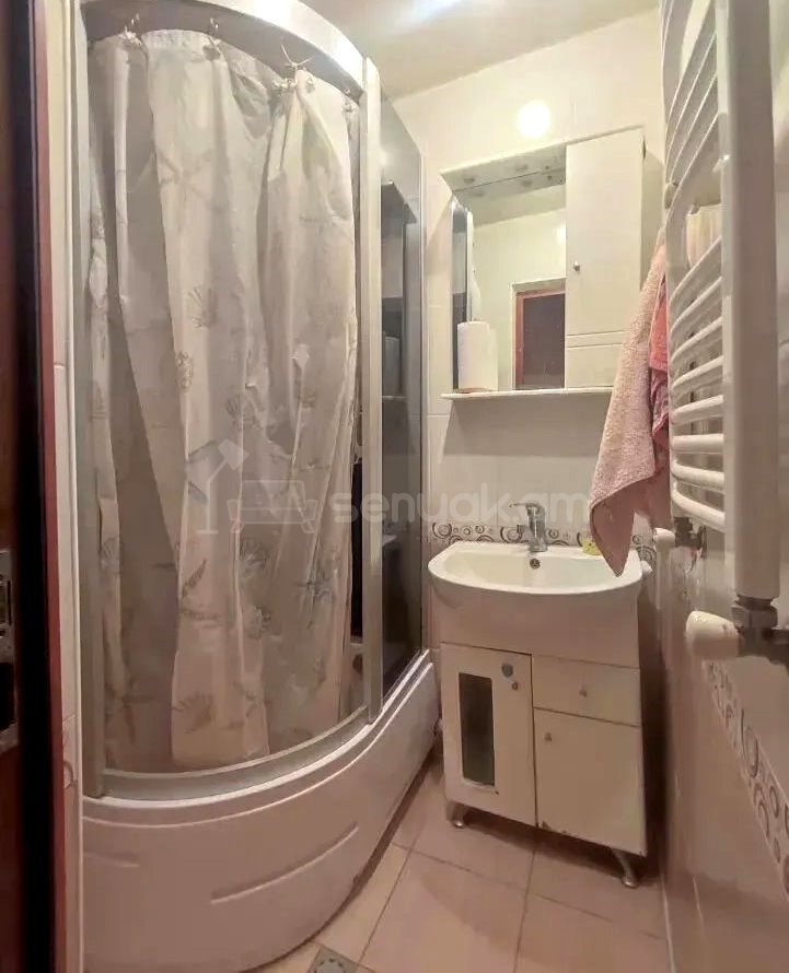 4 Սենյականոց Բնակարան Քարե Շենքում, 81քմ, 5/5 հարկ, Կապիտալ Վերանորոգված