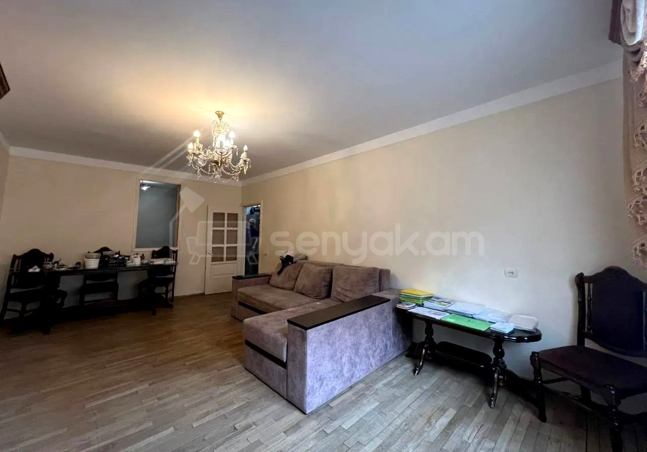 3 Սենյականոց Բնակարան Քարե Շենքում, 72քմ, 1/5 հարկ, Կապիտալ Վերանորոգված