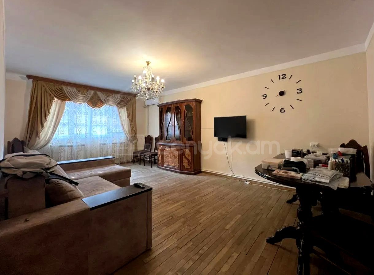 3 Սենյականոց Բնակարան Քարե Շենքում, 72քմ, 1/5 հարկ, Կապիտալ Վերանորոգված