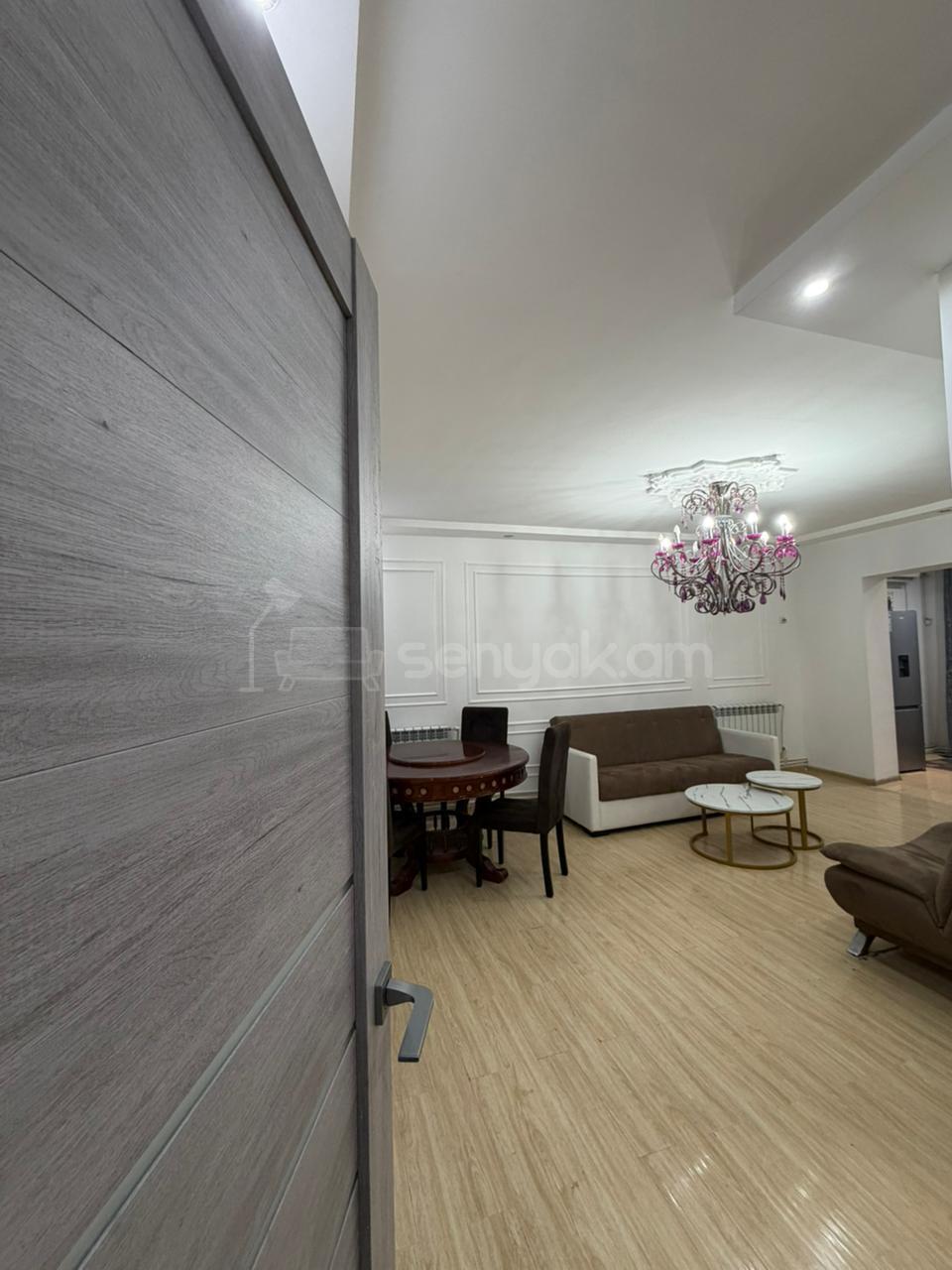 3 Սենյականոց Բնակարան, 70քմ, 1/8 հարկ, Դիզայներական Վերանորոգված, Կահավորված, Արևկող