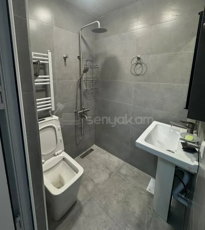 3 Սենյականոց Բնակարան Քարե Շենքում, 72քմ, 5/9 հարկ, Կապիտալ Վերանորոգված, Կահավորված, Արևկող