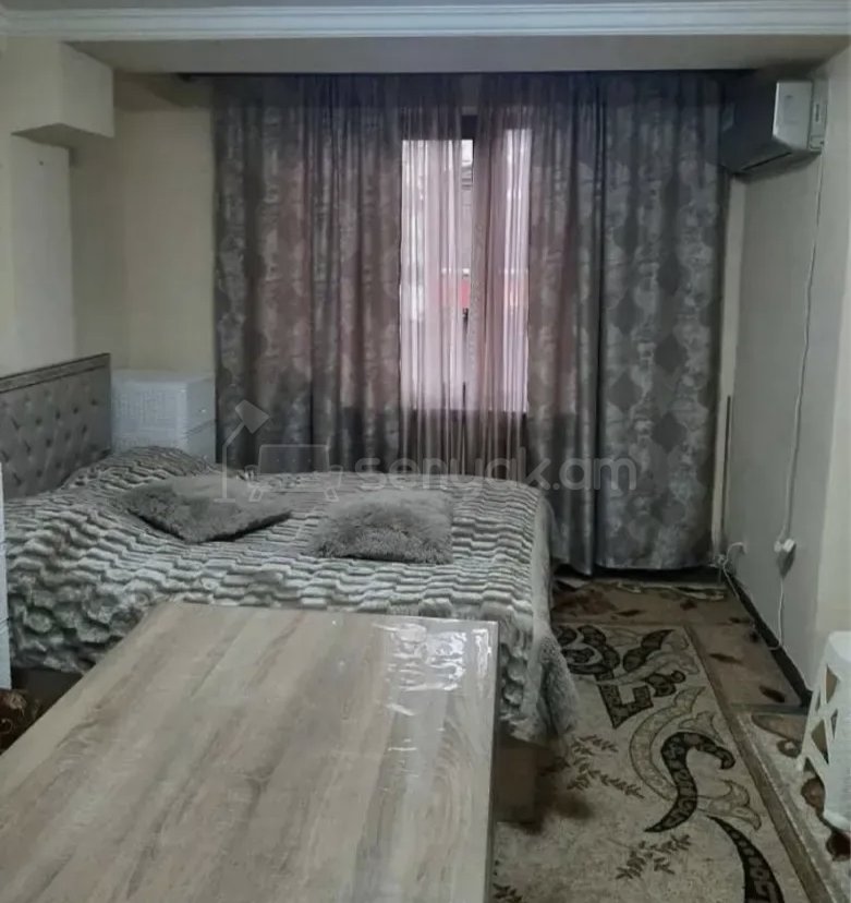 1 Սենյականոց Բնակարան Քարե Շենքում, 40քմ, 2/4 հարկ, Նորմալ Վիճակում, Կահավորված