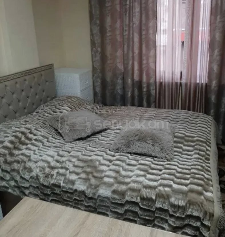 1 Սենյականոց Բնակարան Քարե Շենքում, 40քմ, 2/4 հարկ, Նորմալ Վիճակում, Կահավորված