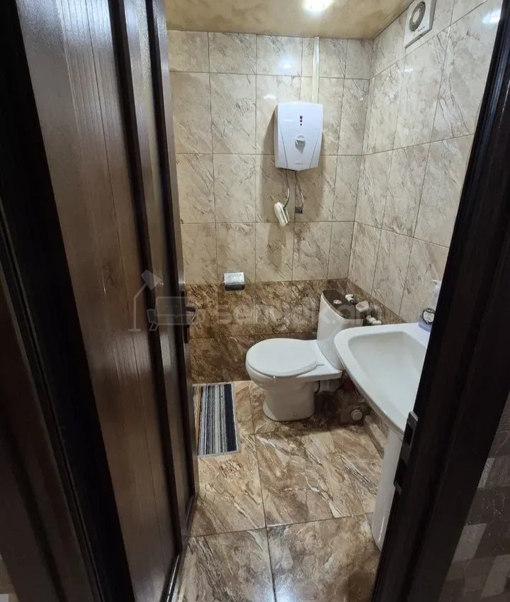 1 Սենյականոց Բնակարան Քարե Շենքում, 40քմ, 2/4 հարկ, Նորմալ Վիճակում, Կահավորված