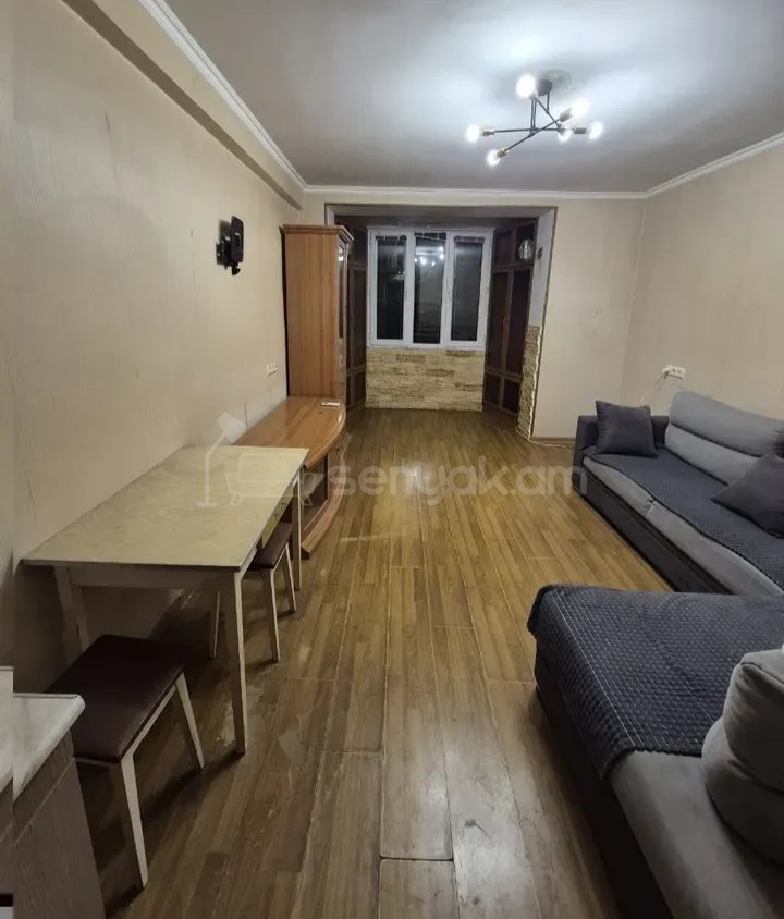 1 Սենյականոց Բնակարան Քարե Շենքում, 40քմ, 2/4 հարկ, Նորմալ Վիճակում, Կահավորված