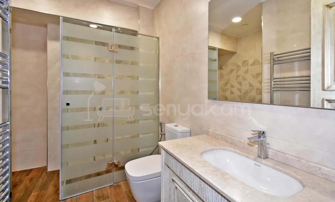 3 Սենյականոց Բնակարան Քարե Շենքում, 100քմ, 5/5 հարկ, Դիզայներական Վերանորոգված, Կահավորված