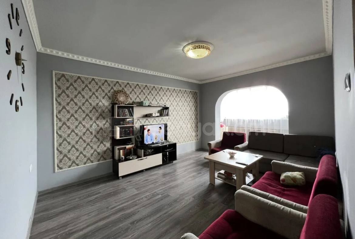 3 Սենյականոց Բնակարան Քարե Շենքում, 104քմ, 5/5 հարկ, Նորմալ Վիճակում