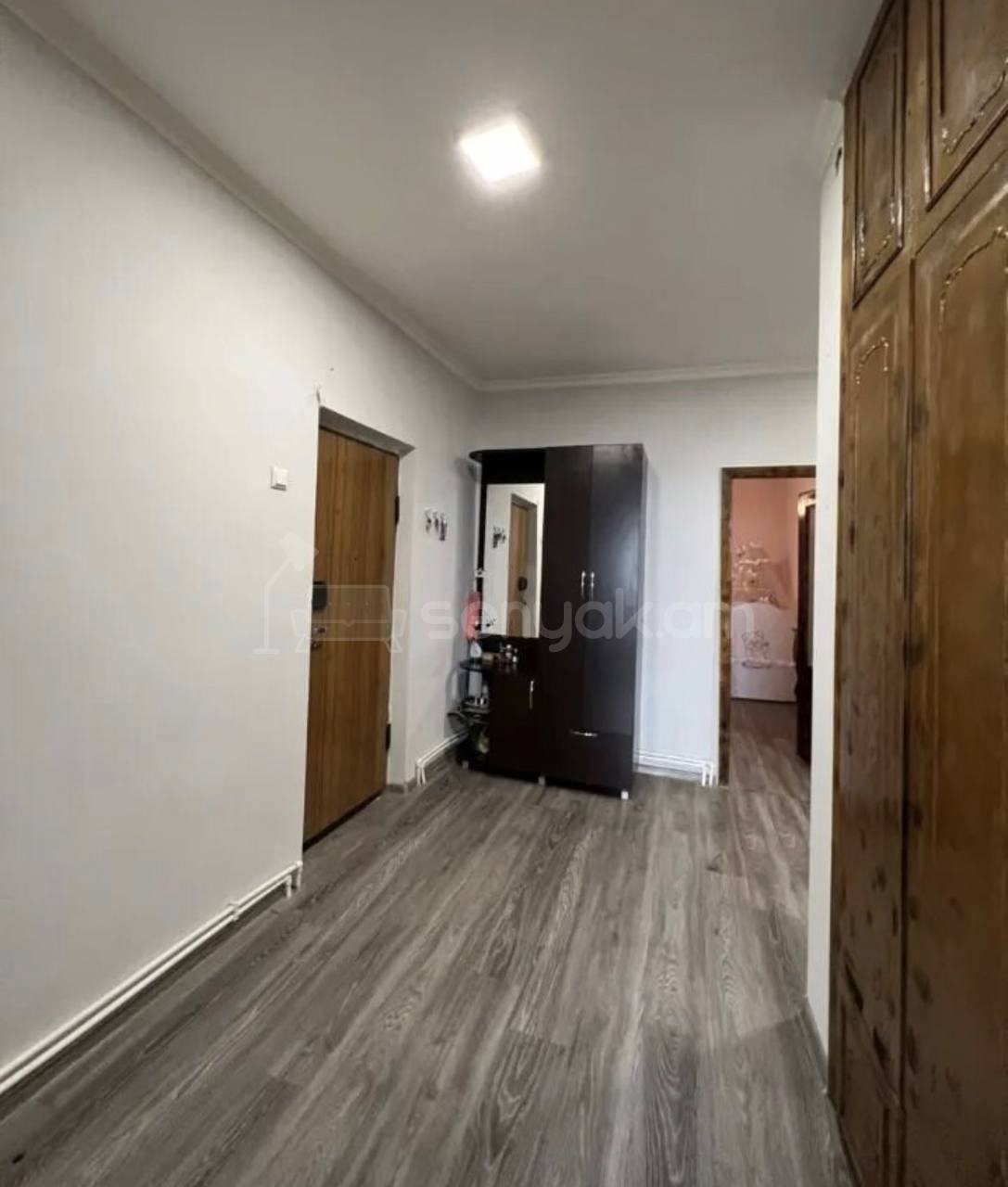 3 Սենյականոց Բնակարան Քարե Շենքում, 104քմ, 5/5 հարկ, Նորմալ Վիճակում