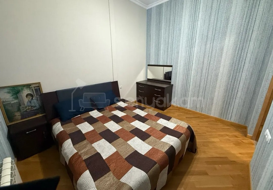 4 Սենյականոց Բնակարան Քարե Շենքում, 93քմ, 2/5 հարկ, Կապիտալ Վերանորոգված, Կահավորված