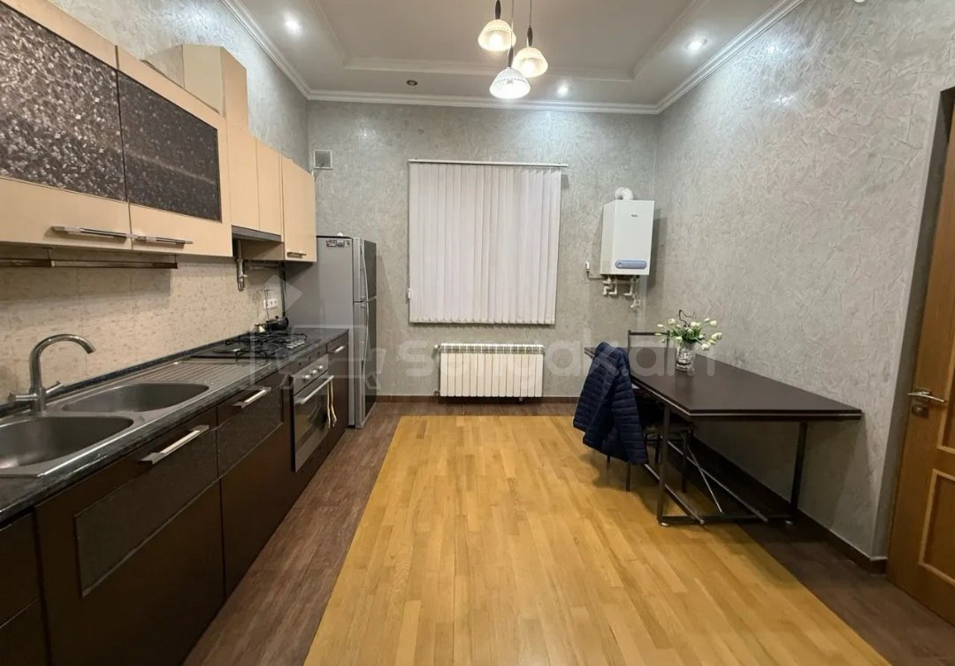 4 Սենյականոց Բնակարան Քարե Շենքում, 93քմ, 2/5 հարկ, Կապիտալ Վերանորոգված, Կահավորված