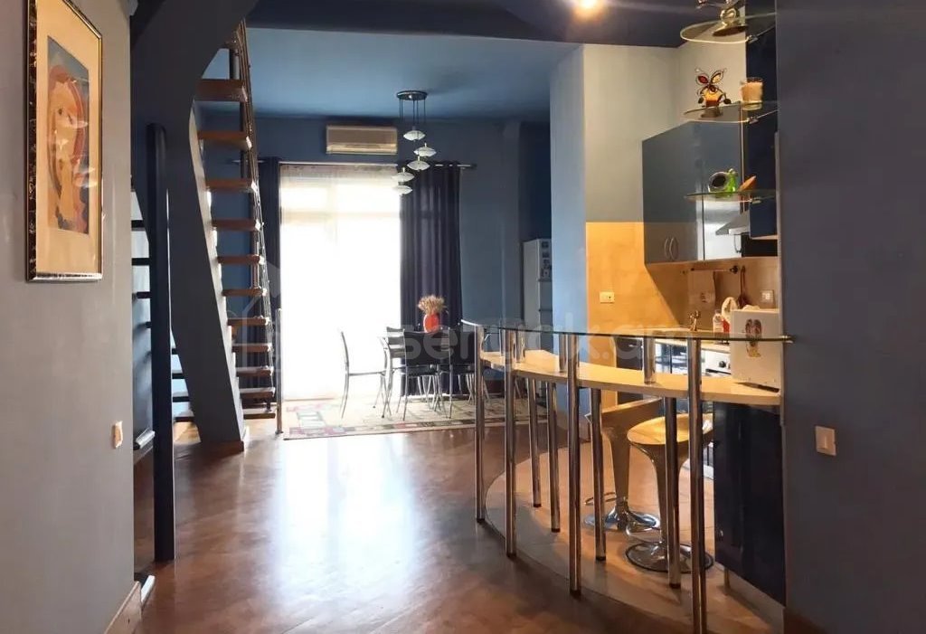 4 Սենյականոց Բնակարան Քարե Շենքում, 160քմ, 4/4 հարկ, Կապիտալ Վերանորոգված