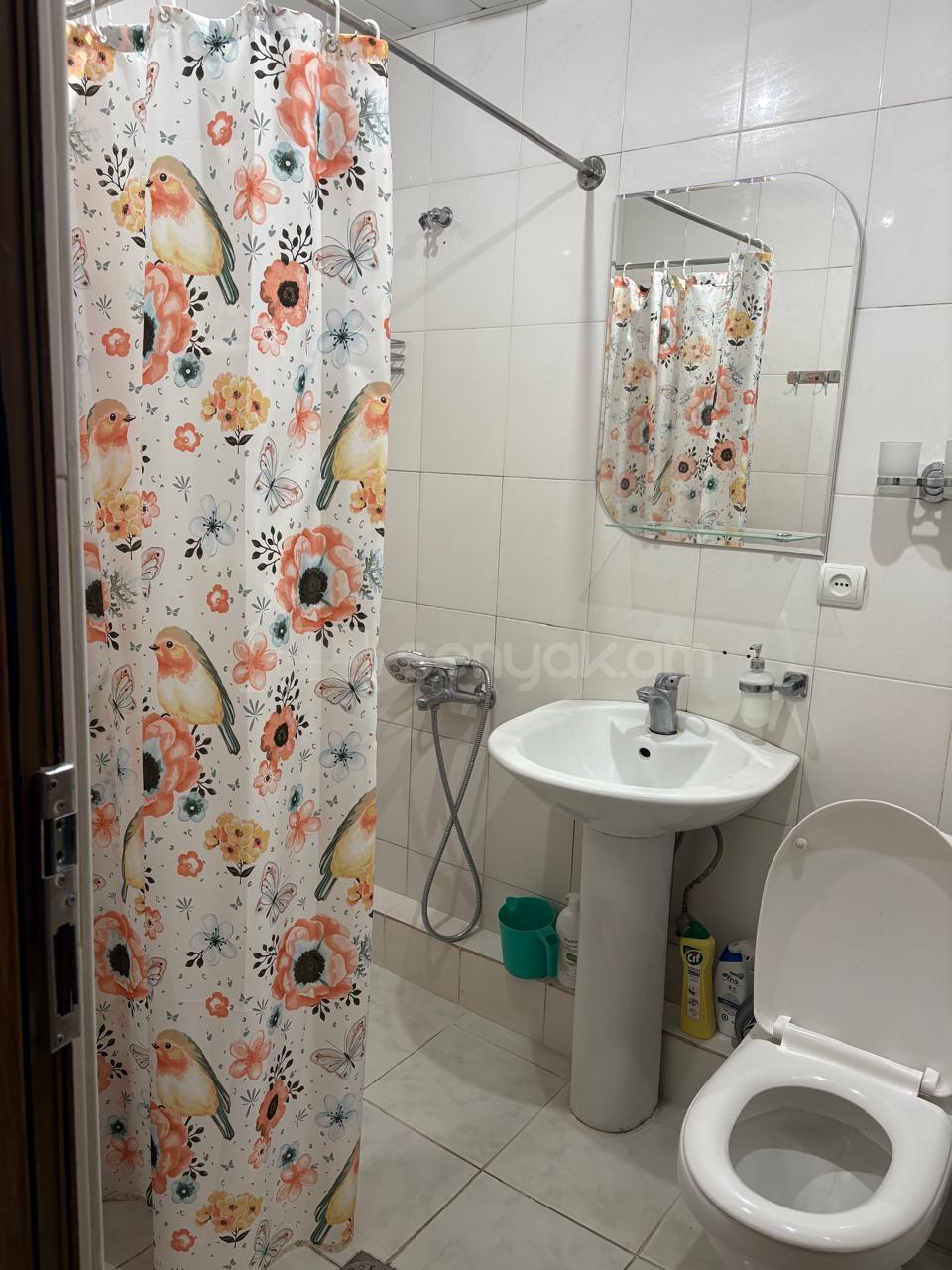 2 Սենյականոց Բնակարան Քարե Շենքում, 65քմ, 3/5 հարկ, Նորմալ Վիճակում, Կահավորված, Արևկող