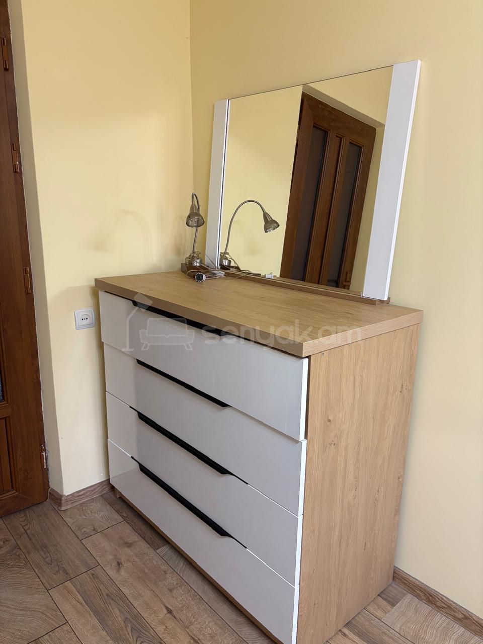 2 Սենյականոց Բնակարան Քարե Շենքում, 65քմ, 3/5 հարկ, Նորմալ Վիճակում, Կահավորված, Արևկող