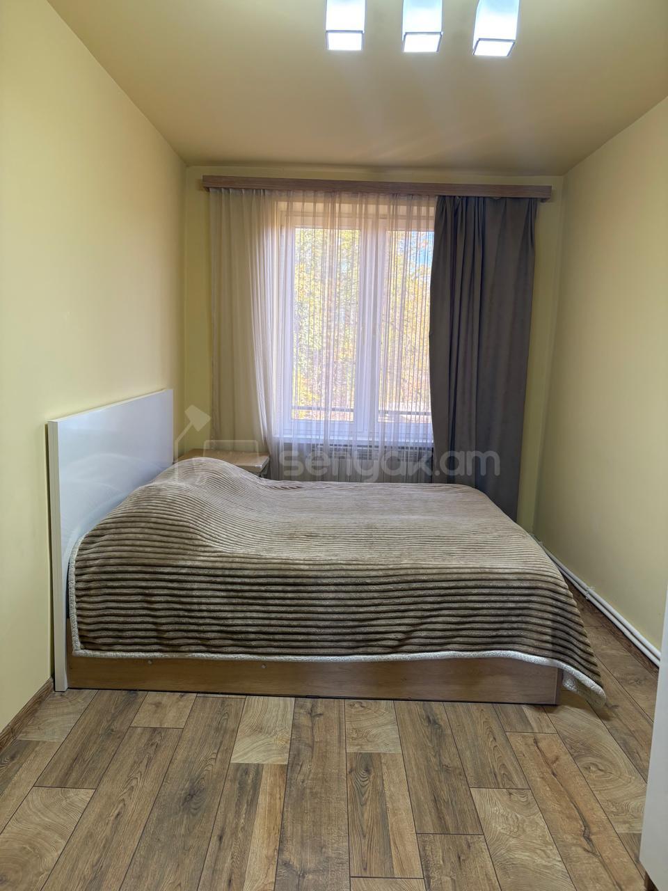 2 Սենյականոց Բնակարան Քարե Շենքում, 65քմ, 3/5 հարկ, Նորմալ Վիճակում, Կահավորված, Արևկող