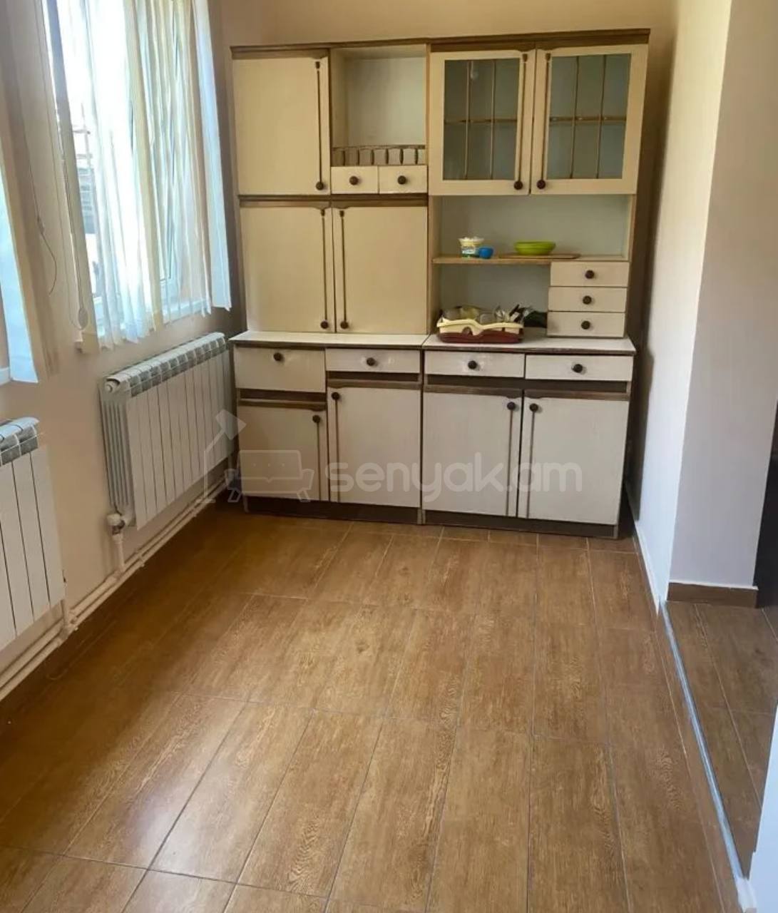 4 Սենյականոց Բնակարան Քարե Շենքում, 125քմ, 2/2 հարկ, Նորմալ Վիճակում, Կահավորված, Արևկող