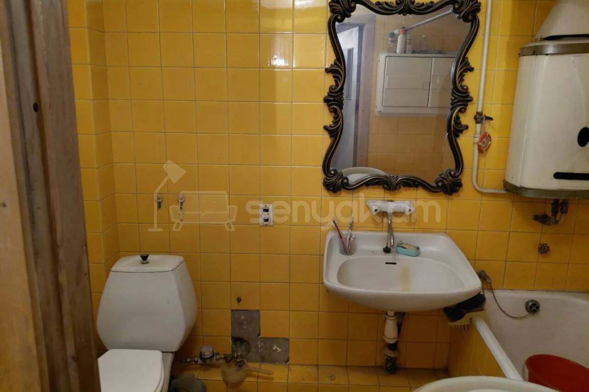 3 Սենյականոց Բնակարան Քարե Շենքում, 95քմ, 5/5 հարկ, Նորմալ Վիճակում