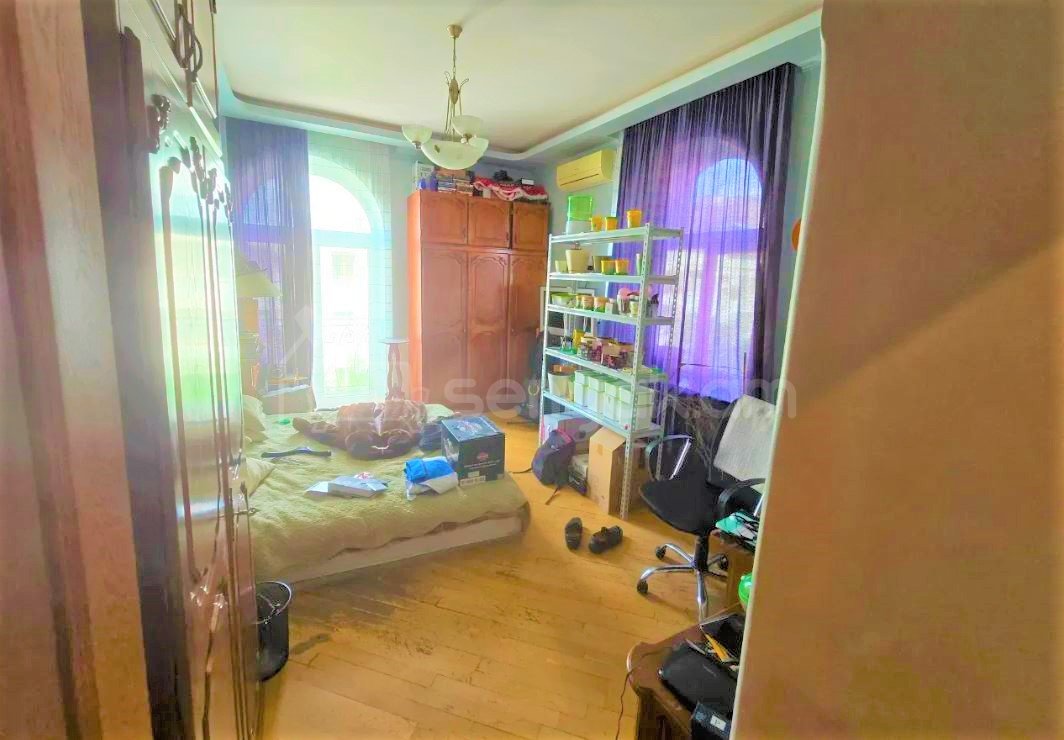 5 Սենյականոց Բնակարան Քարե Շենքում, 185քմ, 4/4 հարկ, Կապիտալ Վերանորոգված