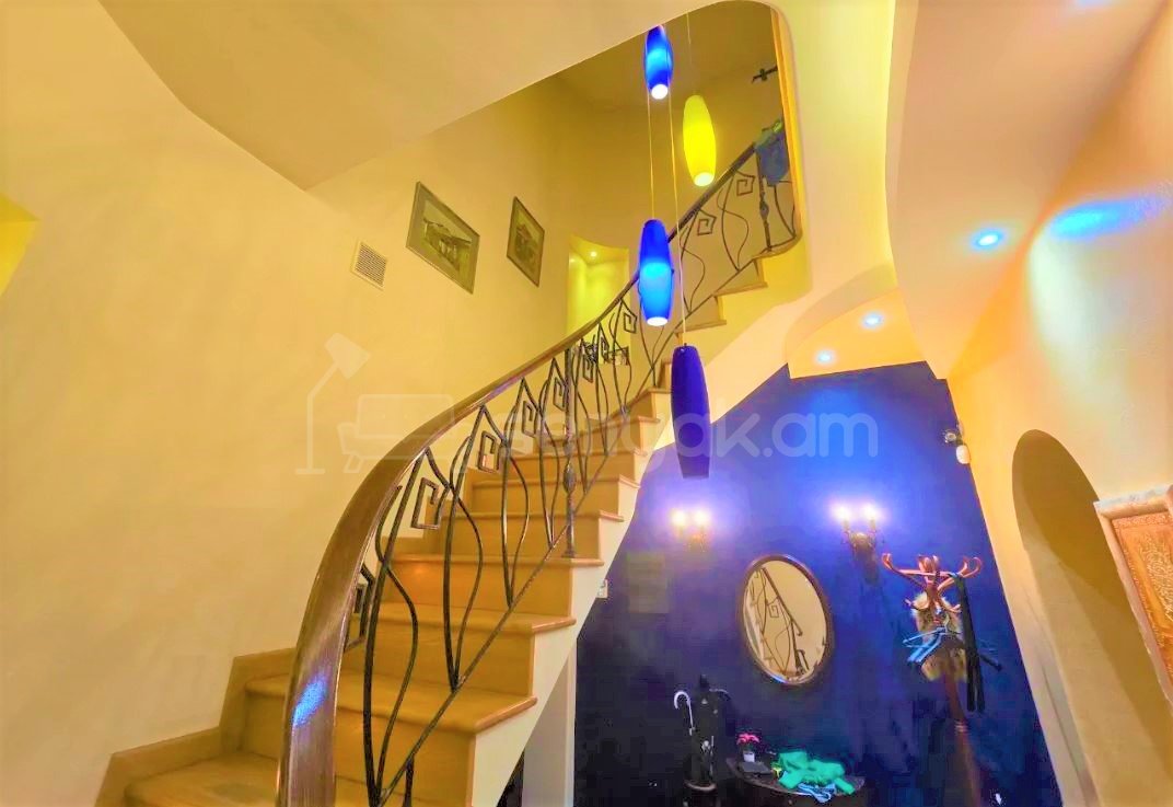 5 Սենյականոց Բնակարան Քարե Շենքում, 185քմ, 4/4 հարկ, Կապիտալ Վերանորոգված