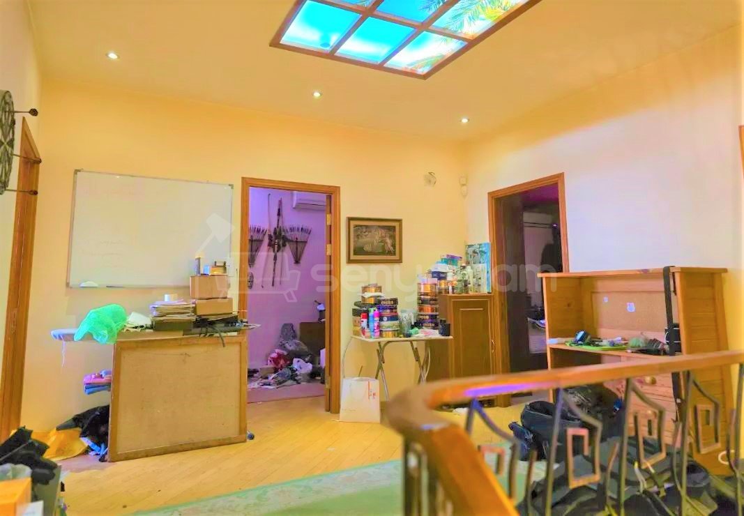 5 Սենյականոց Բնակարան Քարե Շենքում, 185քմ, 4/4 հարկ, Կապիտալ Վերանորոգված