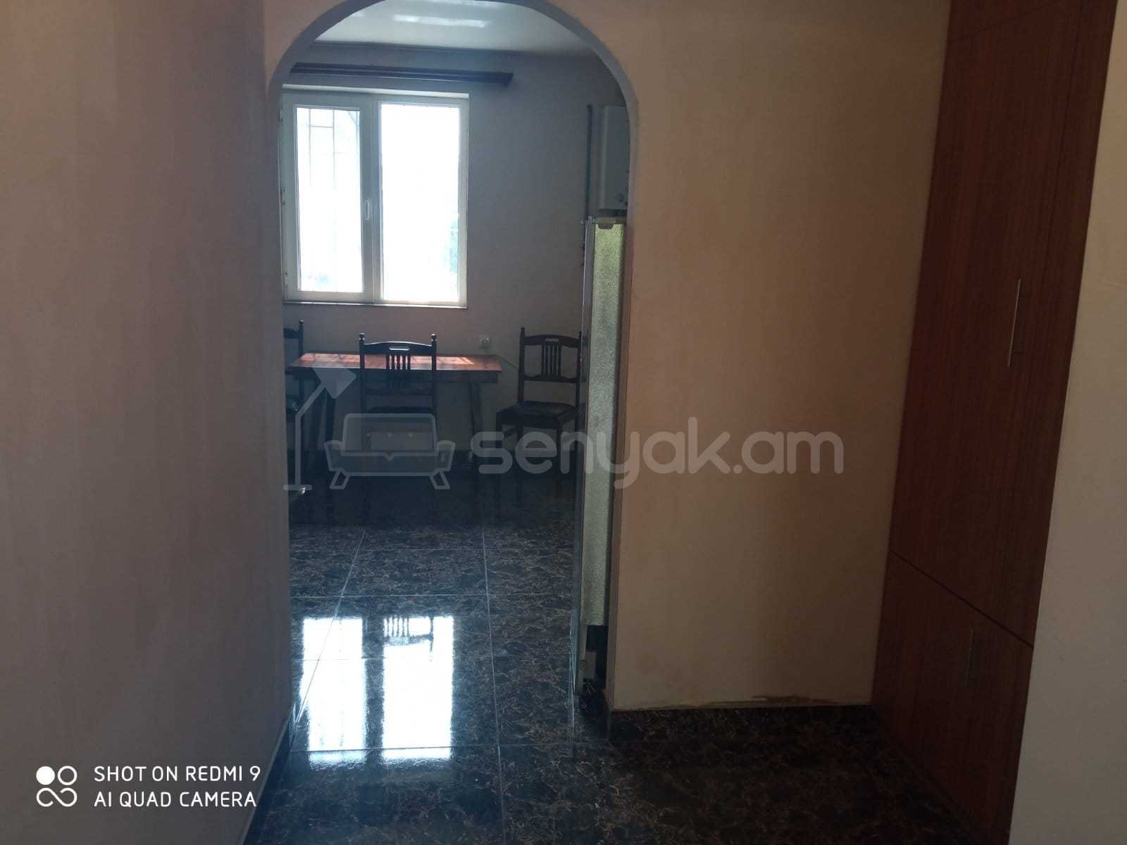 2 Սենյականոց Բնակարան Քարե Շենքում, 50քմ, 2/2 հարկ, Նորմալ Վիճակում, Կահավորված, Արևկող