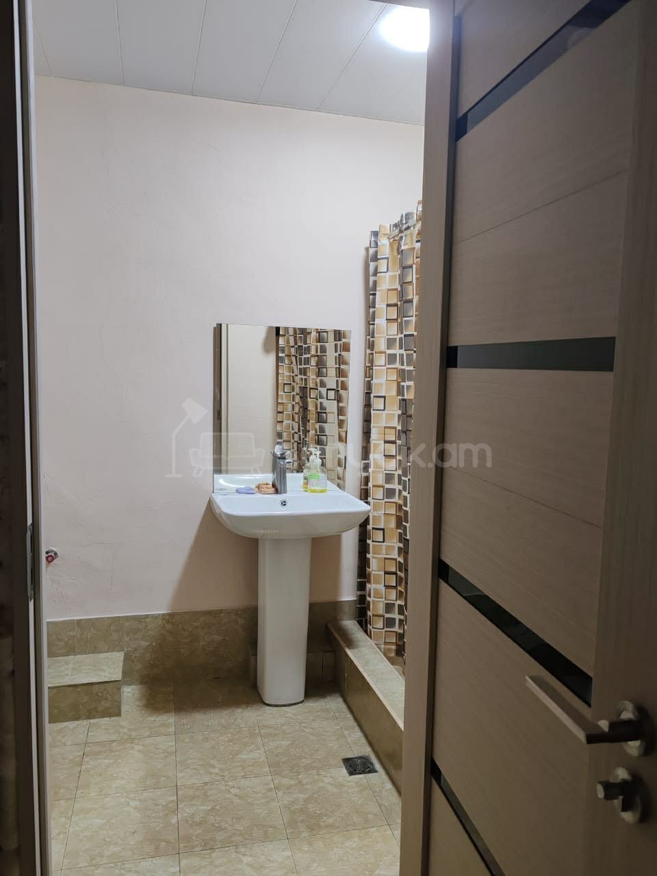 4 Սենյականոց Բնակարան Քարե Շենքում, 109քմ, 1/5 հարկ, Կապիտալ Վերանորոգված