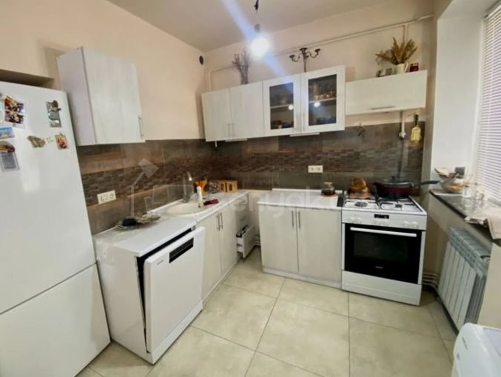 4 Սենյականոց Բնակարան Քարե Շենքում, 109քմ, 1/5 հարկ, Կապիտալ Վերանորոգված