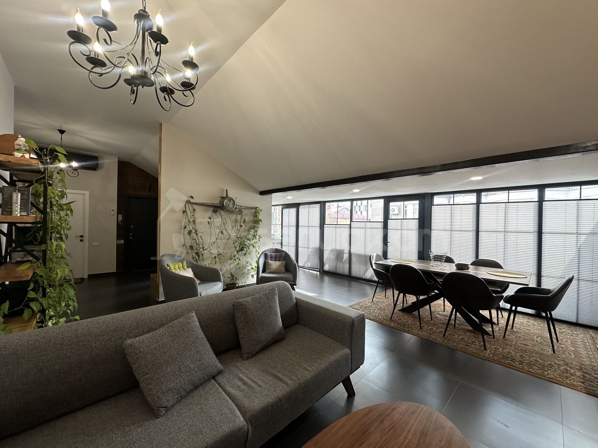 3 Սենյականոց Բնակարան Քարե Շենքում, 101քմ, 5/5 հարկ, Կապիտալ Վերանորոգված, Կահավորված