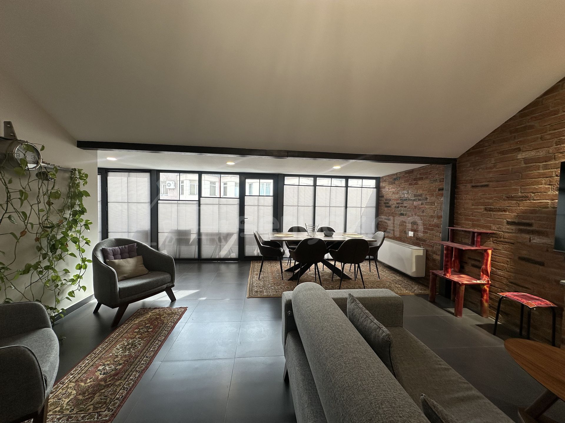 3 Սենյականոց Բնակարան Քարե Շենքում, 101քմ, 5/5 հարկ, Կապիտալ Վերանորոգված, Կահավորված