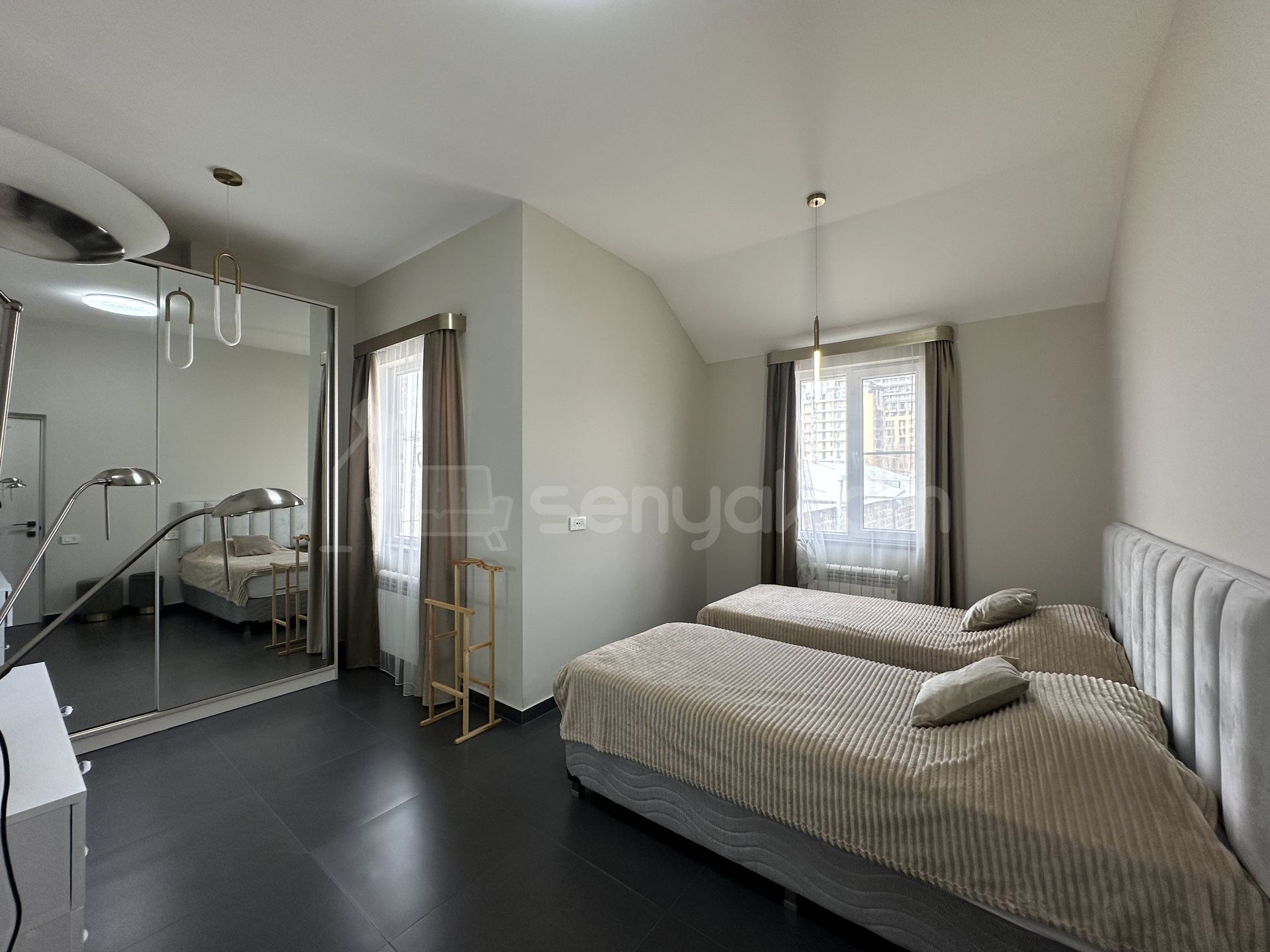 3 Սենյականոց Բնակարան Քարե Շենքում, 101քմ, 5/5 հարկ, Կապիտալ Վերանորոգված, Կահավորված