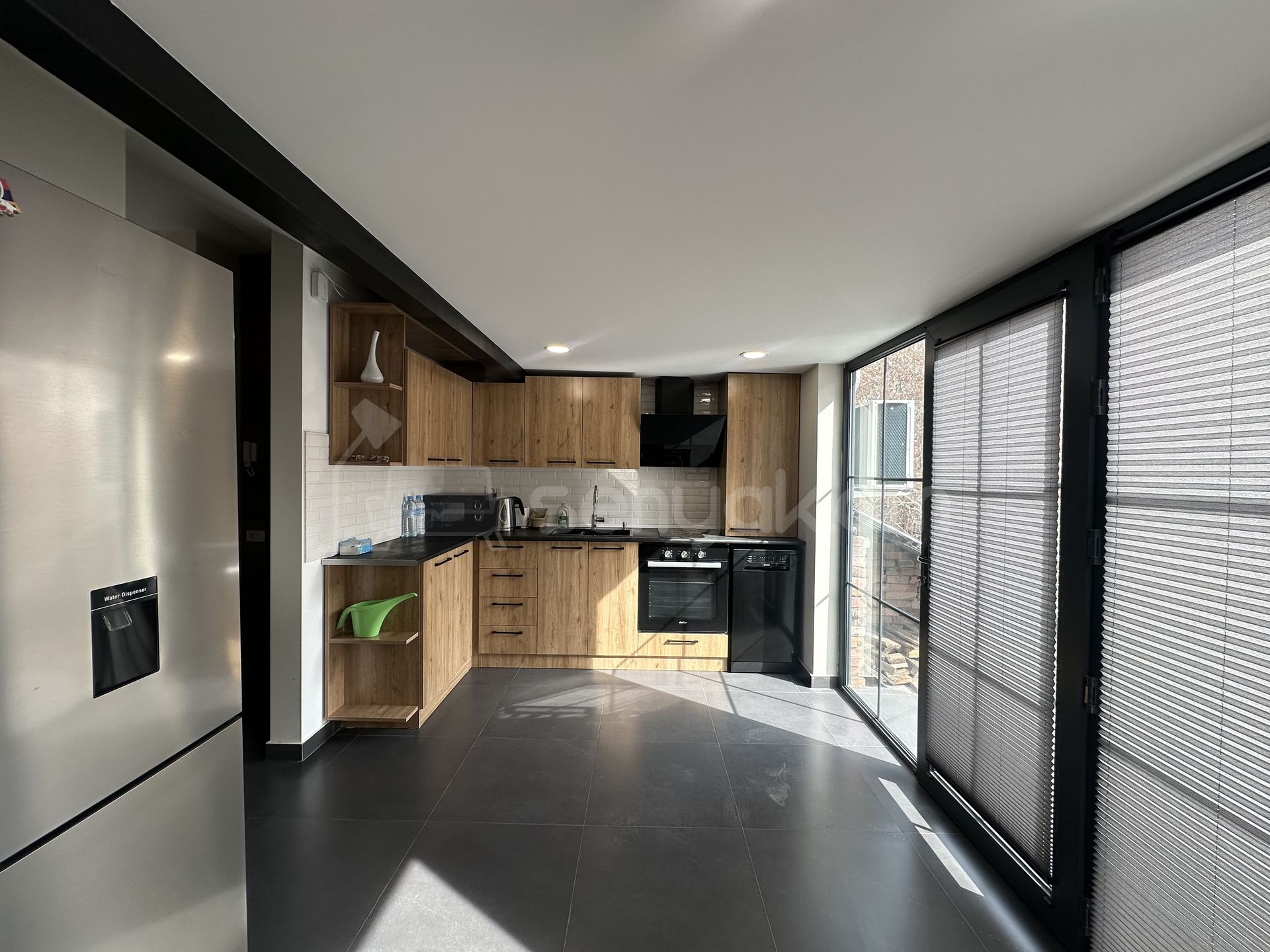 3 Սենյականոց Բնակարան Քարե Շենքում, 101քմ, 5/5 հարկ, Կապիտալ Վերանորոգված, Կահավորված