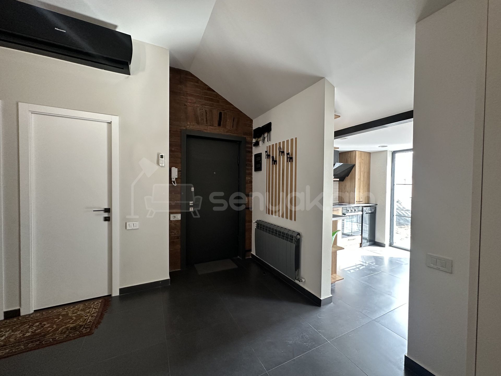 3 Սենյականոց Բնակարան Քարե Շենքում, 101քմ, 5/5 հարկ, Կապիտալ Վերանորոգված, Կահավորված