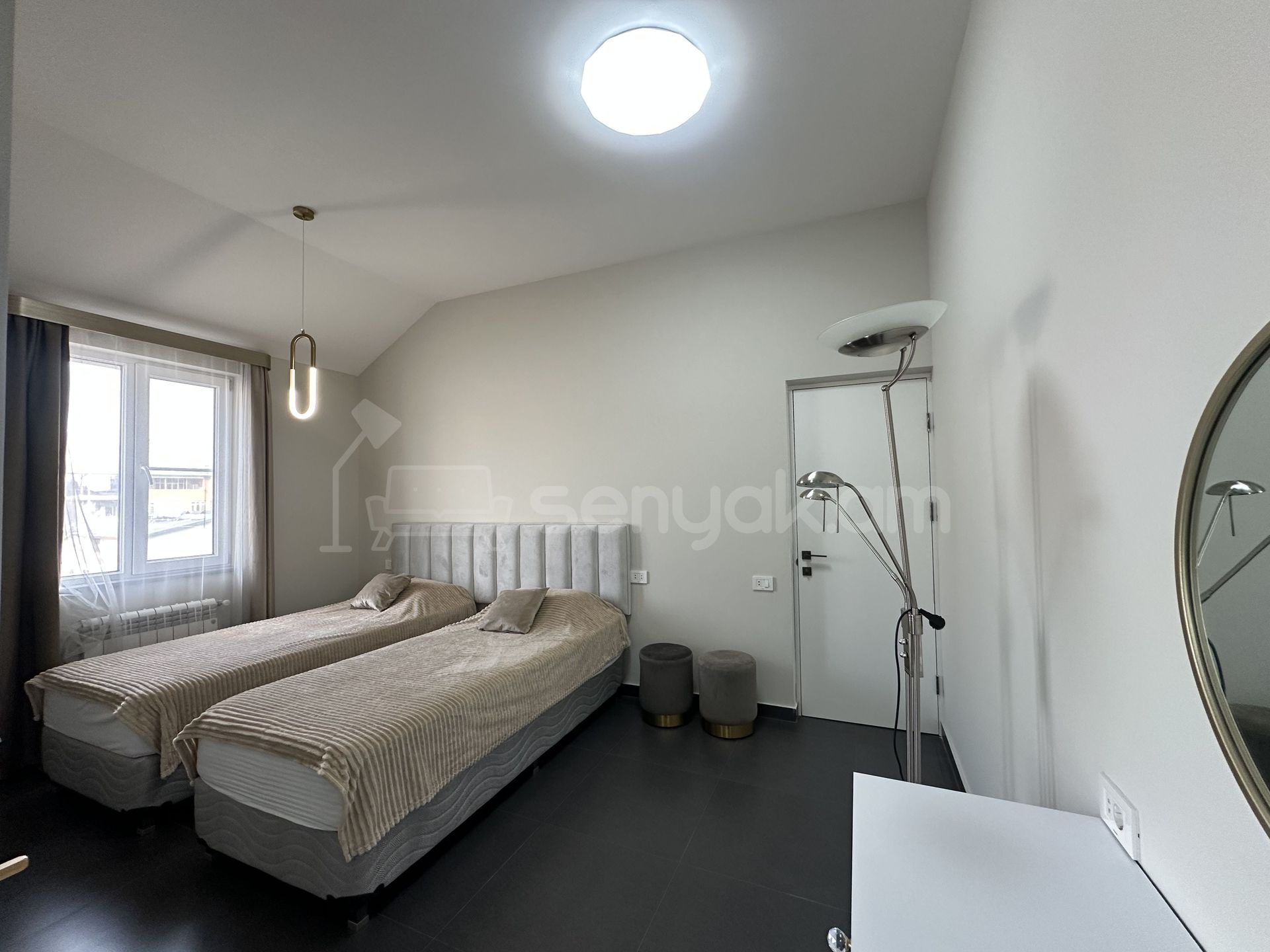 3 Սենյականոց Բնակարան Քարե Շենքում, 101քմ, 5/5 հարկ, Կապիտալ Վերանորոգված, Կահավորված